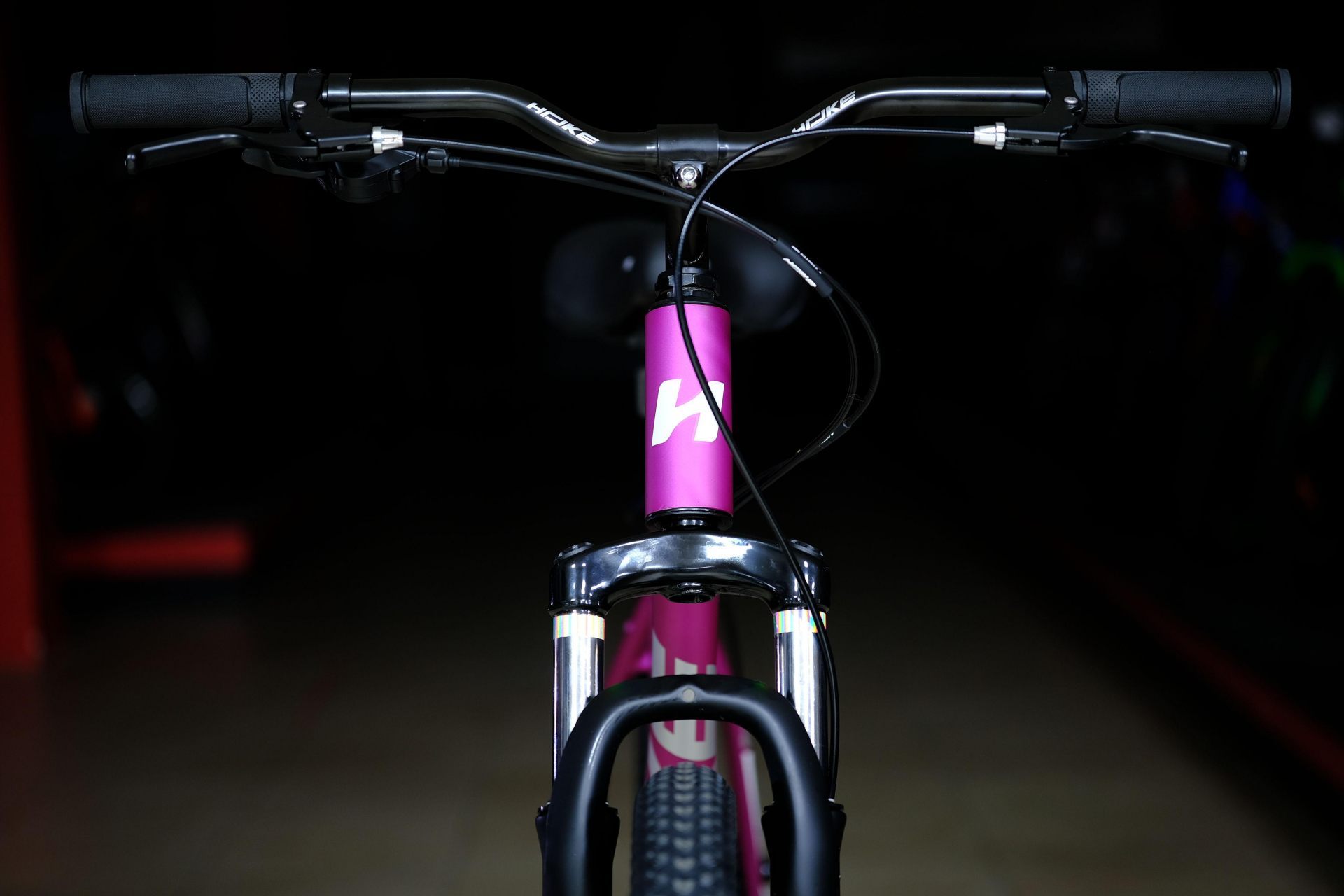 Вилка амортизационная пружинная 80 mm 
 HOKE Jade 100 MD матовый фиолетовый-белый 15