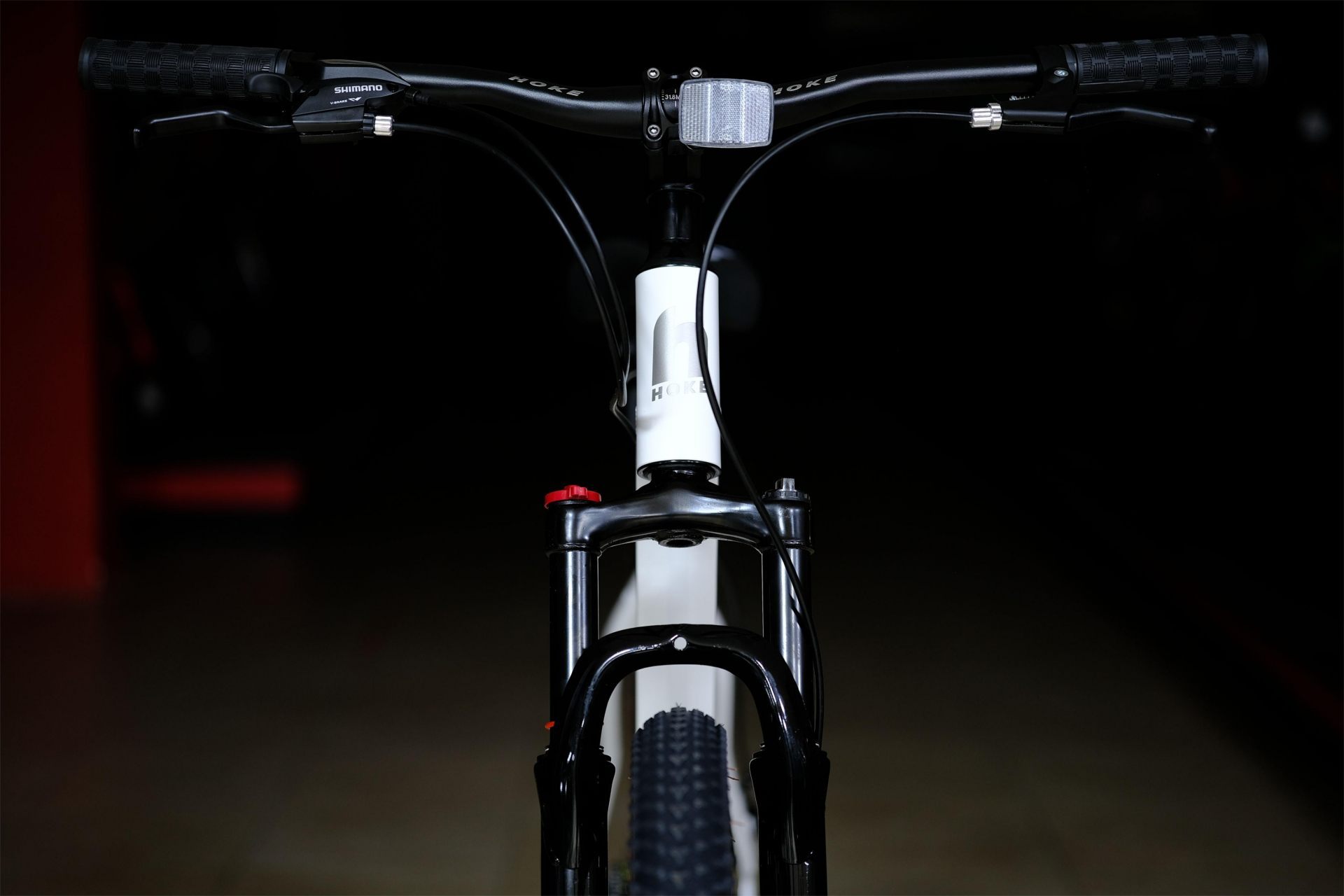 Вилка амортизационная пружинная 100 mm с функцией регулировки и блокировки хода (механическая блокировка) HOKE ONE WAY 29 белый-серый 21